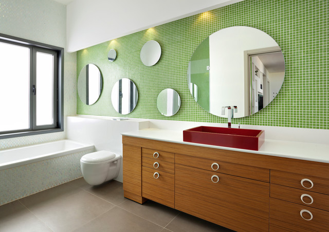 màu sơn nhà tắm xanh lá kết hợp cùng nội thất gỗ, đem đến sự gần gũi với thiên nhiên