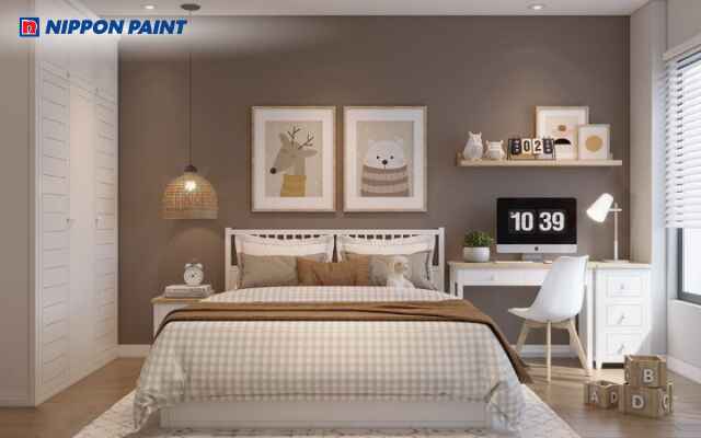 Tường màu nâu kết hợp nội thất sáng màu mang lại sự cân bằng hài hòa trong phòng bé trai