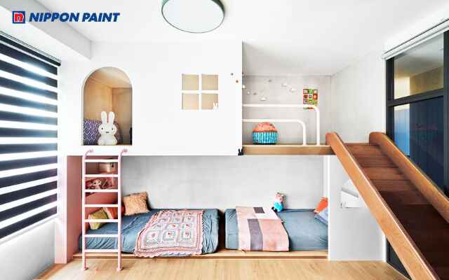 Gam trắng làm nổi bật chi tiết trang trí, tạo phòng đẹp mắt và năng động cho bé trai