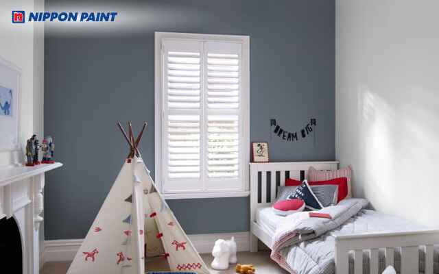 Tường ghi sáng kết hợp nội thất gỗ tạo phòng hài hòa, năng động cho bé trai