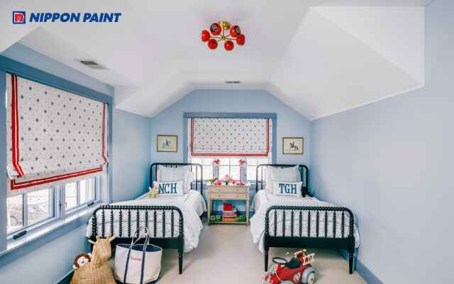 Tường xanh da trời kết hợp nội thất trắng tạo phòng rộng rãi và tươi sáng cho bé trai