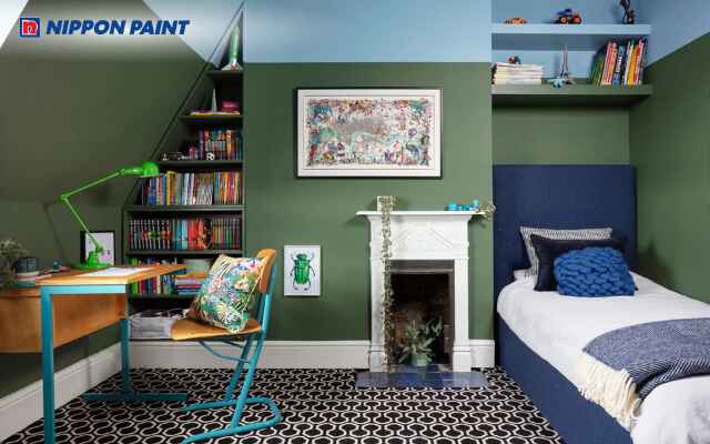 Tường xanh lá cây kết hợp nội thất trung tính mang đến phòng hài hòa và sáng sủa cho bé