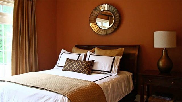 Mẫu 24: Tông màu cam trầm kết hợp với màu nâu đồng đem lại vẻ đẹp sang trọng, tinh tế cho phòng ngủ