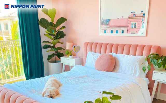 Mẫu phòng ngủ tone hồng đào kết hợp gỗ sáng và ánh sáng tự nhiên tràn ngập căn phòng