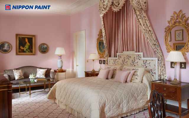 Phòng ngủ màu hồng sang trọng với điểm nhấn ánh kim và phụ kiện tinh tế, nữ tính