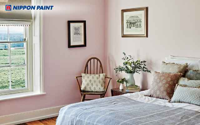 Phòng ngủ sơn màu hồng phấn dịu nhẹ mang lại cảm giác thư thái, nữ tính và tinh tế