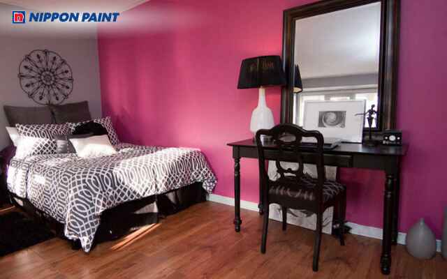 Mẫu phòng ngủ sơn màu hồng đậm tạo điểm nhấn nổi bật và không gian hiện đại, nữ tính