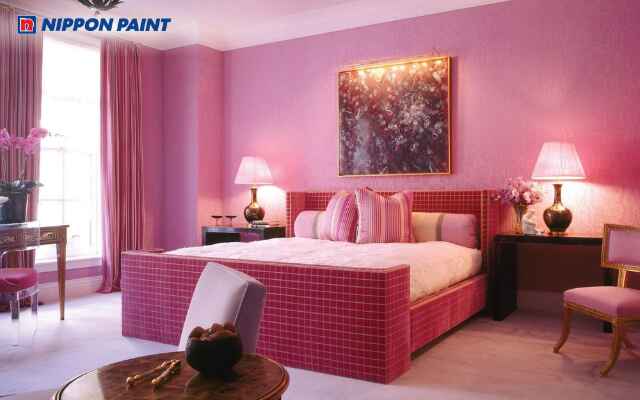 Mẫu phòng ngủ hồng tím kết hợp nội thất trắng và đen tạo tổng thể ấn tượng, sinh động