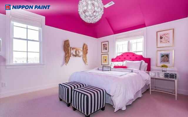 Phòng ngủ tone hồng Fuchsia với điểm nhấn trắng giúp căn phòng vừa nổi bật vừa nữ tính
