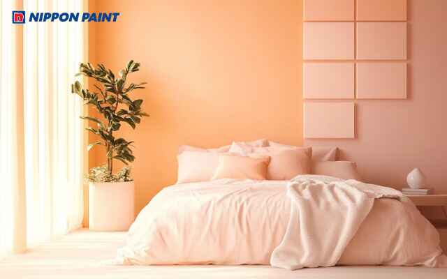 Phòng ngủ màu hồng đào kết hợp chăn ga trắng và gối hồng nhạt tạo tổng thể hài hòa