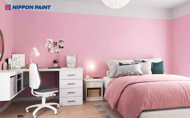 Phòng ngủ sơn màu hồng pastel nhạt dịu dàng tạo không gian thư giãn thoải mái cho cô gái trẻ