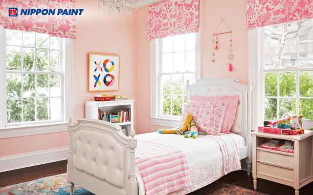 Phòng ngủ nhỏ tông hồng nhạt tạo cảm giác rộng rãi, thoáng mát và ngọt ngào