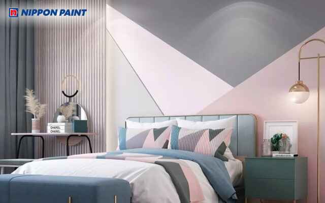 Phòng ngủ hồng xám với mảng tường nhấn tạo chiều sâu và sự cân bằng màu sắc