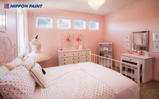 Mẫu phòng ngủ sơn màu hồng pastel phối điểm nhấn màu đậm giúp tổng thể hài hòa và cuốn hút