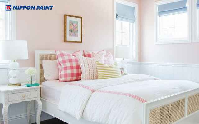 Mẫu phòng ngủ tone hồng phấn kết hợp nội thất trắng tạo không gian sáng và êm dịu