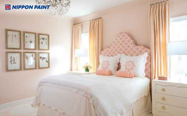 Mẫu phòng ngủ hồng đào với chi tiết trang trí nhẹ nhàng mang lại cảm giác thư thái