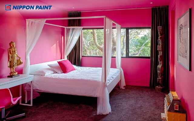 Mẫu thiết kế phòng ngủ hồng đậm với nội thất trung tính cân bằng gam màu rực rỡ