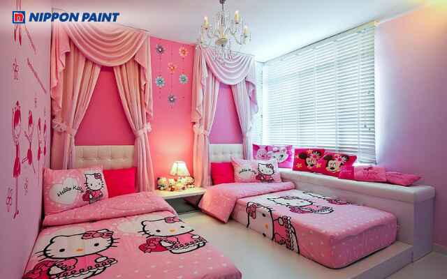 Phòng ngủ màu hồng theo chủ đề Hello Kitty với chi tiết trang trí dễ thương, ngọt ngào.