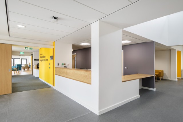 Thiết kế không gian công cộng ở bệnh viện với màu White (BS 9102)