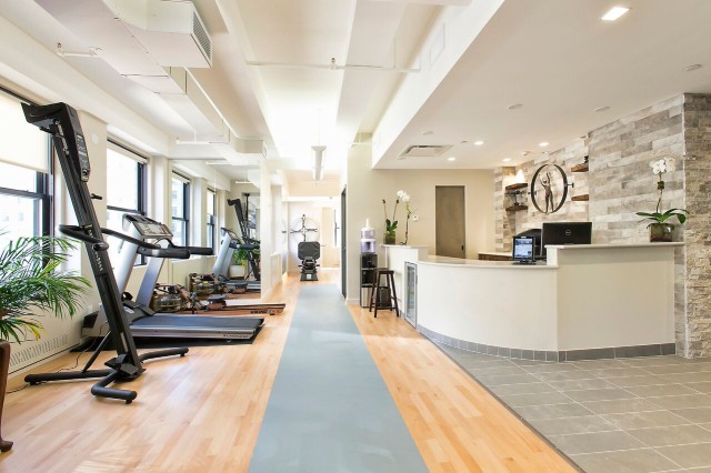 Thiết kế phòng khám và điều trị ngoại trú đơn giản với màu White Post (NP OW 2216P)