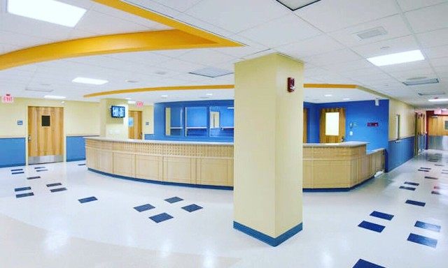 màu sơn tường bệnh viện với màu Yellow Chimes và Circuit Blue 
