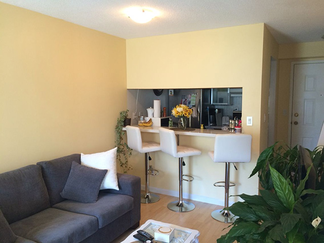 Mẫu 22: Màu sơn vàng kem mang lại nét tươi tắn cho phòng khách