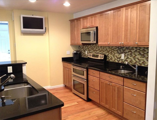 Mẫu 19: Không gian bếp hài hòa hơn với sơn nội thất màu vàng kem