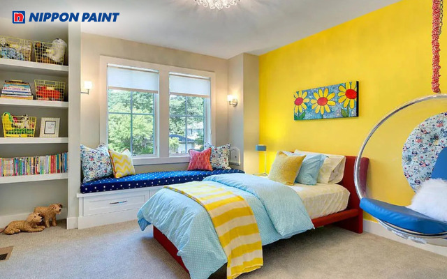 Phòng ngủ với sơn nội thất màu vàng kem mang lại cảm giác êm dịu cho người dùng