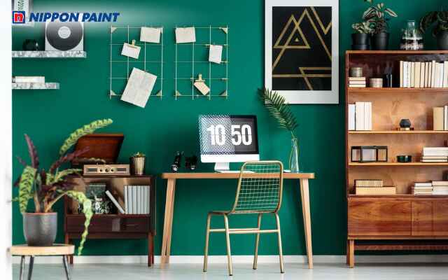 Mẫu 19: Phòng làm việc thư giãn với tường xanh lá cây nhạt và nội thất gỗ hài hòa