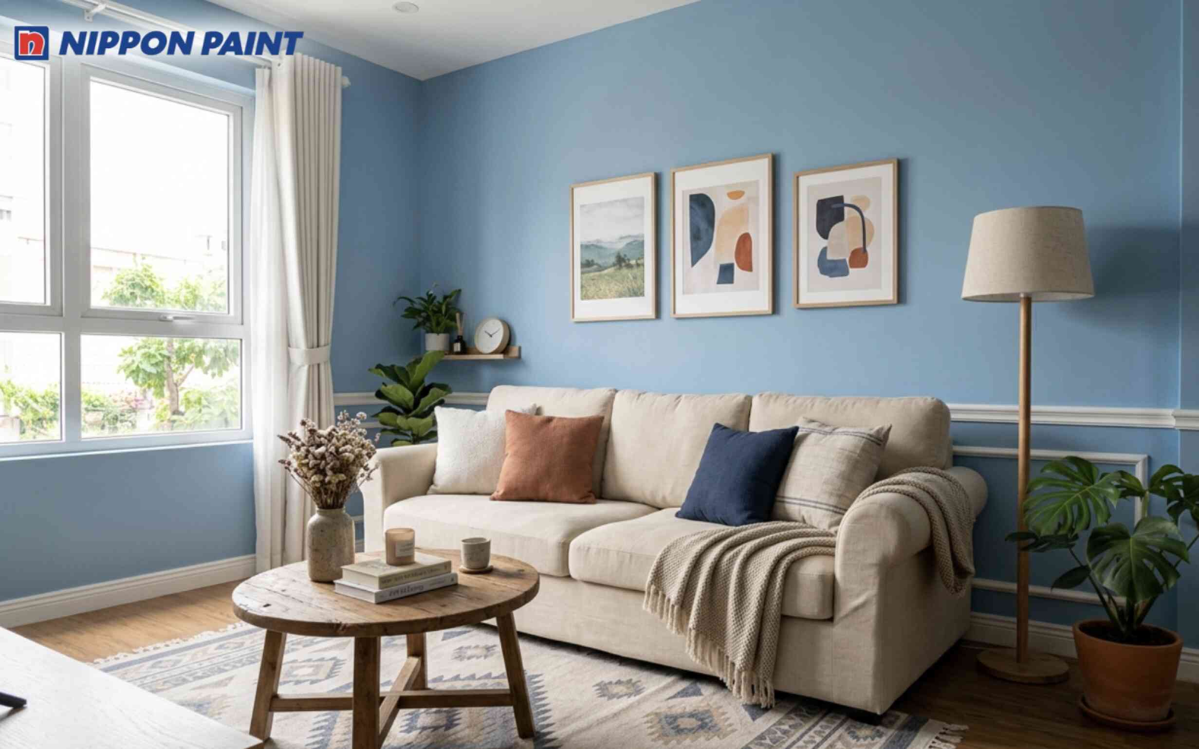 Phòng khách phối tường xanh thiên thanh với sofa màu kem be
