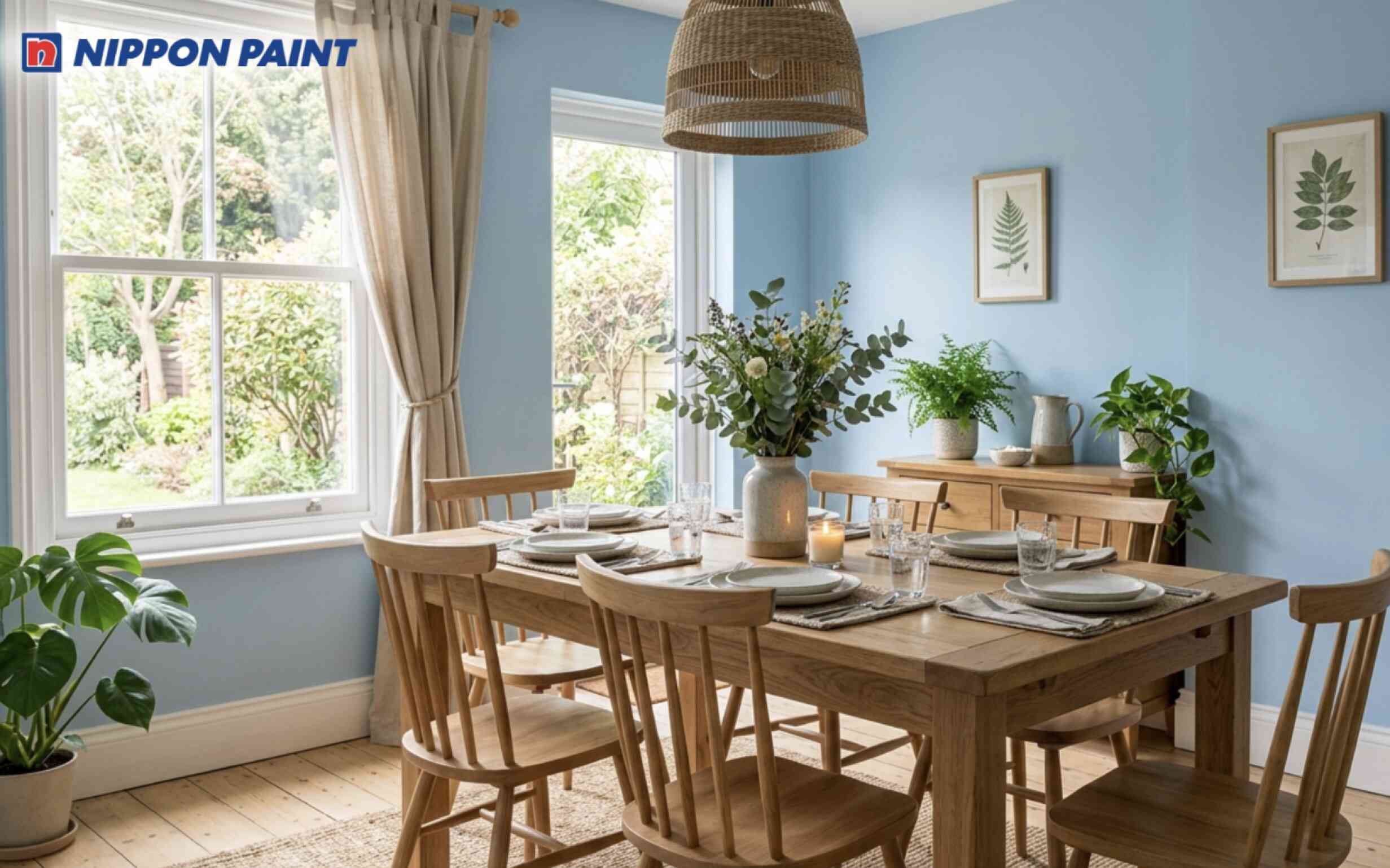 Phòng ăn phối tường xanh thiên thanh với bộ bàn ghế ăn bằng gỗ tự nhiên