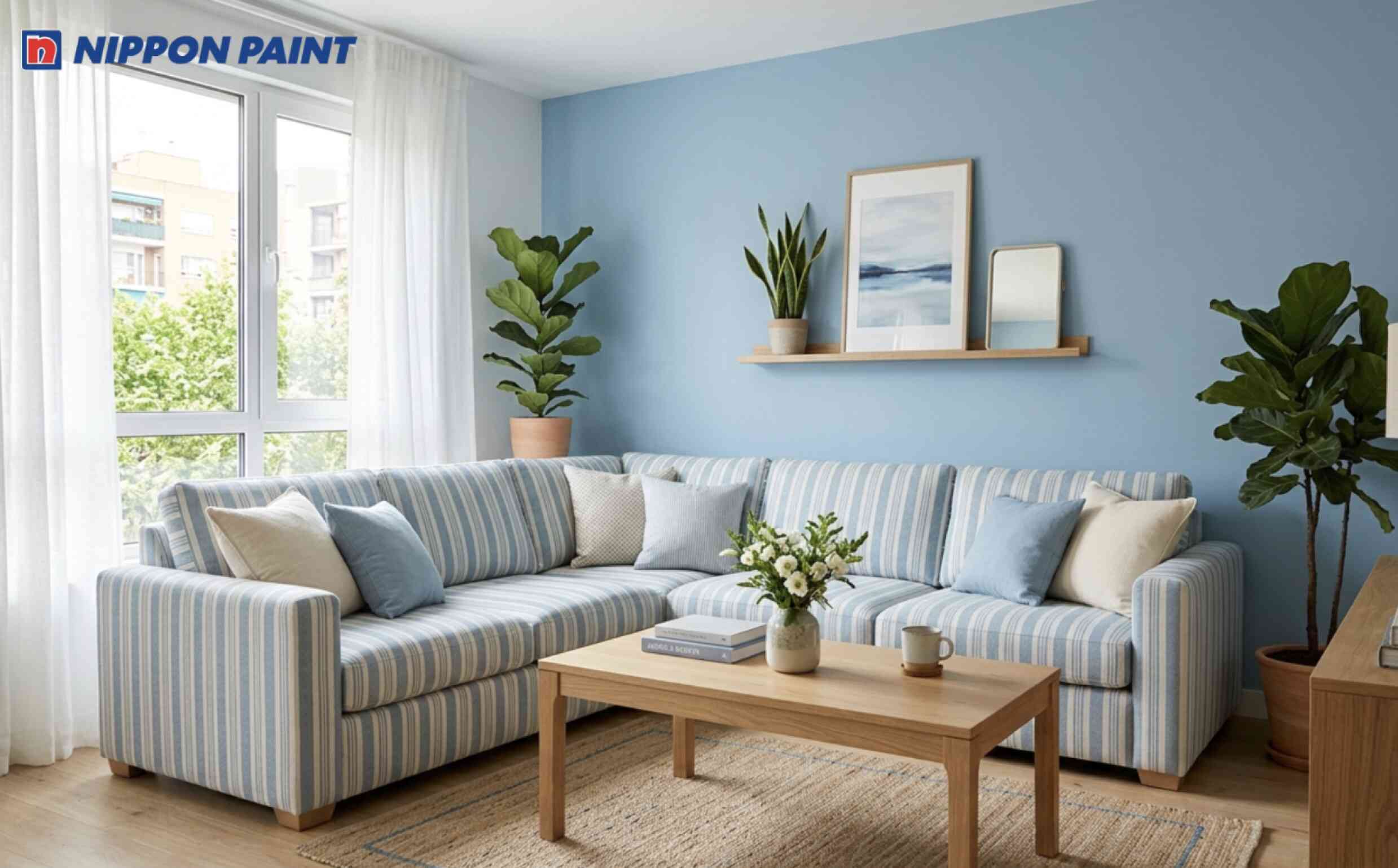 Phòng khách phối tường xanh thiên thanh với sofa xanh trắng và bàn trà gỗ sồi nhạt
