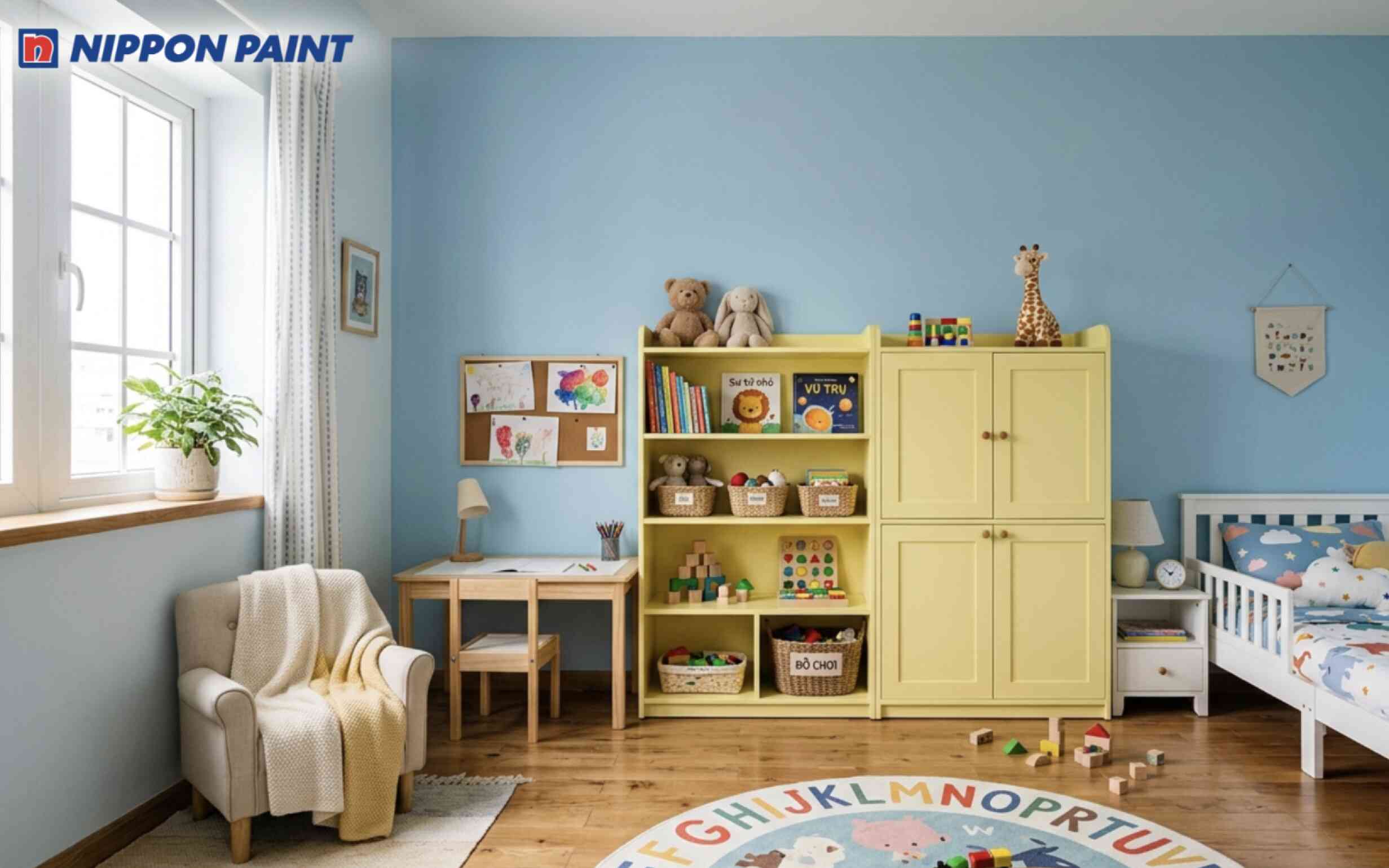 Phòng trẻ em phối tường xanh thiên thanh với hệ tủ đồ chơi màu vàng nhạt