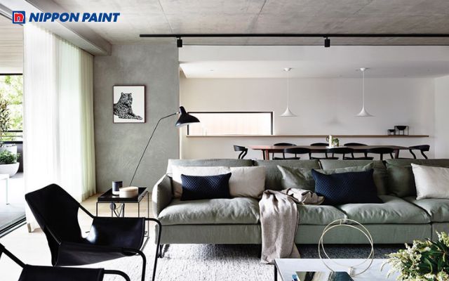 Sắc xám nhạt của trần bê tông giúp không gian có chiều sâu hơn và thể hiện cá tính mạnh mẽ