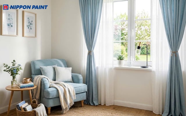Tường trắng ngọc trai và điểm nhấn xanh pastel tạo nên góc đọc sách tươi sáng, thư thái