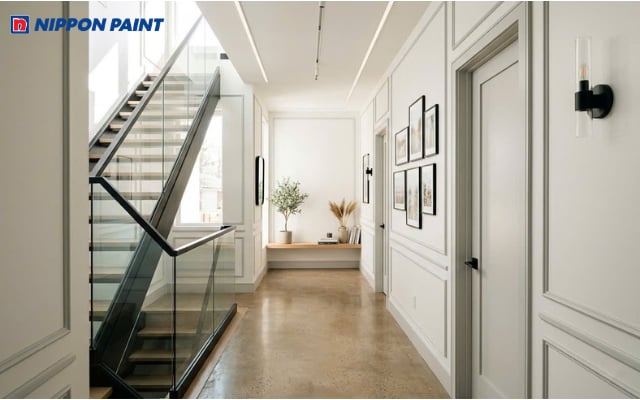 Hành lang nhà phố hiện đại ngập tràn ánh sáng với sơn tường màu trắng ngọc trai, phào chỉ xám nhạt