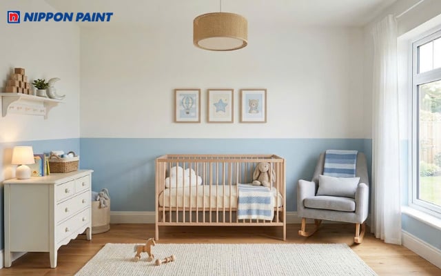Phòng ngủ em bé nhẹ nhàng với sự kết hợp hài hòa giữa trắng ngọc trai và xanh dương pastel