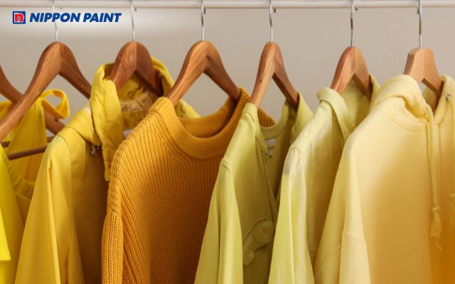 Màu vàng trên trang phục giúp thể hiện phong cách năng động và tự tin của người mặc