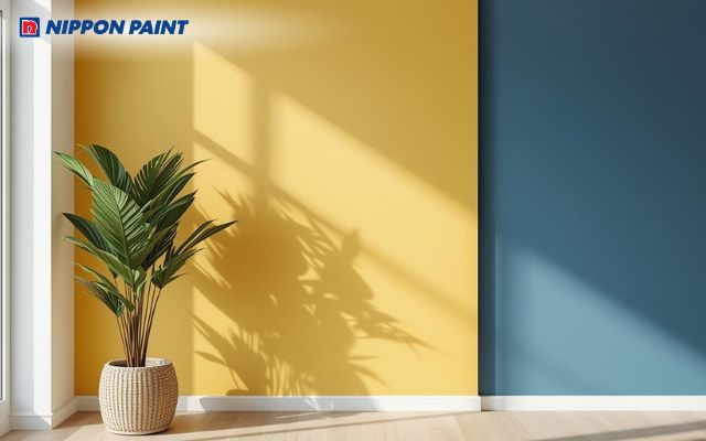 Vàng phối với xanh lam tạo sự cân bằng giữa tông màu ấm và lạnh, giúp làm dịu thị giác