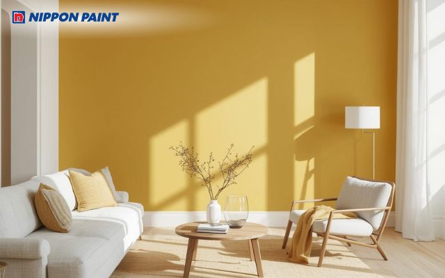 Sơn vàng kết hợp với sơn trắng mang lại vẻ đẹp hiện đại, trẻ trung cho phòng khách