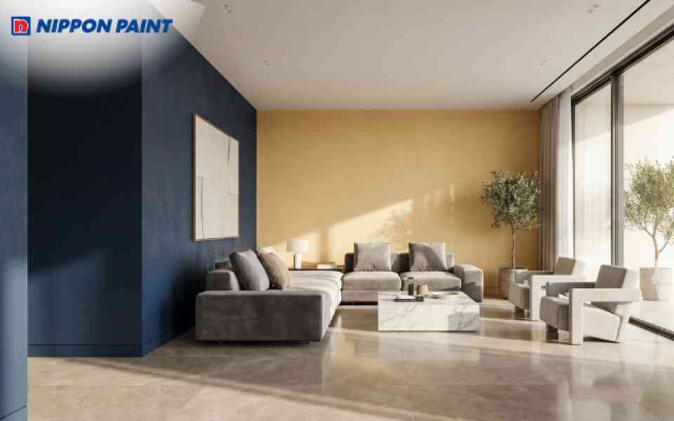 Mảng tường sơn xanh dương đậm phối hợp sắc vàng bò thời thượng tạo điểm nhấn cho phòng khách