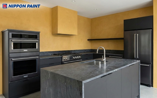 Phối màu vàng đất với các thiết bị nhà bếp màu xám than tạo sự hiện đại và mạnh mẽ