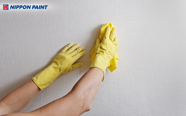 Bề mặt tường cần được làm sạch, làm phẳng và đảm bảo khô ráo hoàn toàn trước khi sơn