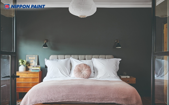 Phòng ngủ tinh tế sử dụng sơn xám nhạt, kết hợp ánh sáng tự nhiên và nội thất gọn gàng