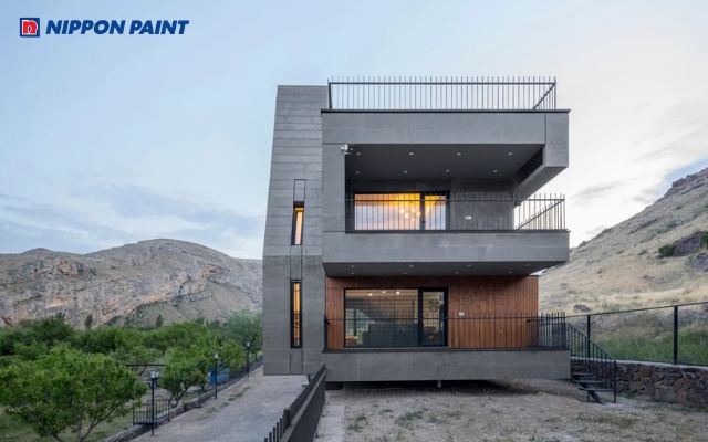 Biệt thự hiện đại với ngoại thất màu xám, kết hợp sân vườn và tiểu cảnh tinh tế