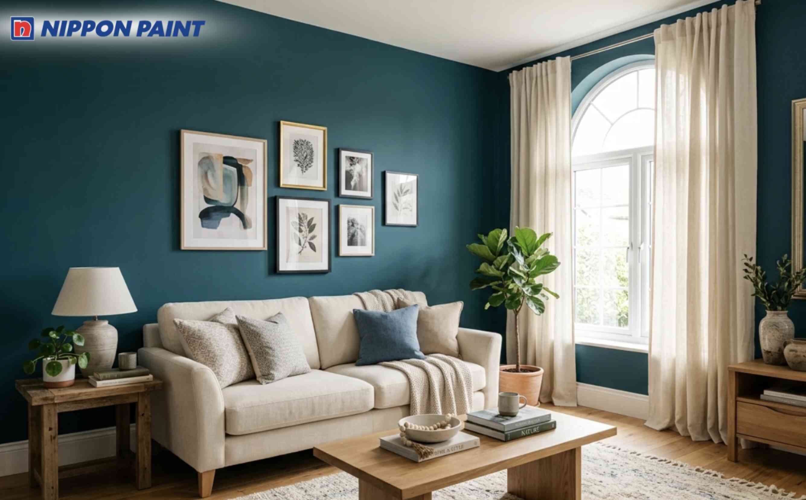 Phòng khách sử dụng tường xanh cổ vịt kết hợp sofa và rèm màu kem