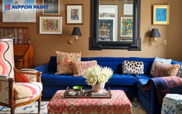 Xanh coban phối nâu tăng thêm sự ấm áp cho không gian phòng khách