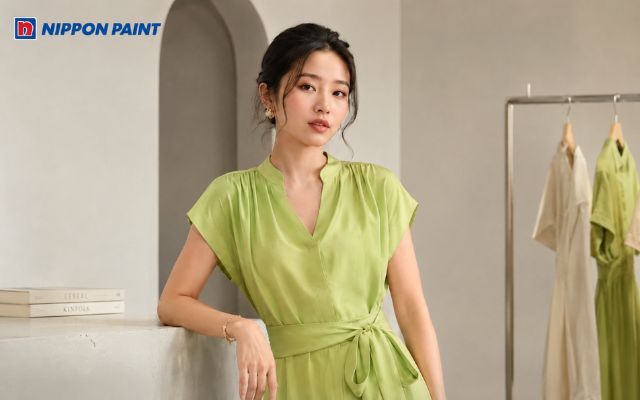 Trang phục màu xanh cốm tạo vẻ trẻ trung, nhẹ nhàng và nổi bật vừa đủ