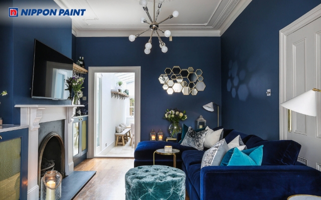 Tường xanh navy điểm trần nhà màu trắng làm nổi bật vẻ đẹp thanh lịch, hiện đại cho ngôi nhà