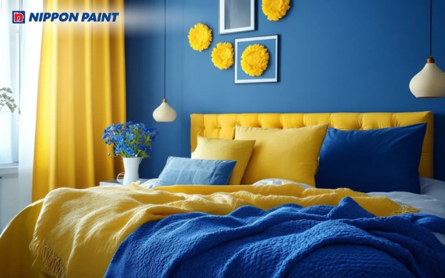 Màu vàng kết hợp xanh navy tạo nên sự sang trọng, giúp căn phòng thêm phần rực rỡ và cuốn hút